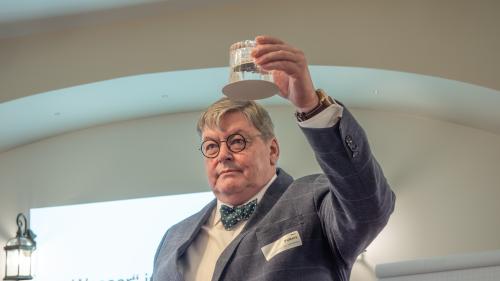 Der Apotheker und ehemalige Präsident des Schweizerischen Wissenschaftsrates, Gerd Folkers, sagte in Scuol am Wasserkongress: «Wasser hat immer wieder die Fähigkeit, uns zu verblüffen.» Fotos: Jon Duschletta