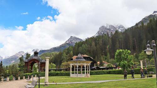 Sül areal da l’anteriur Grandhotel Waldhaus a Vulpera voul il cumün da Scuol evaluar ün pussibel adöver per ün nouv hotel (fotografia: Martin Camichel).