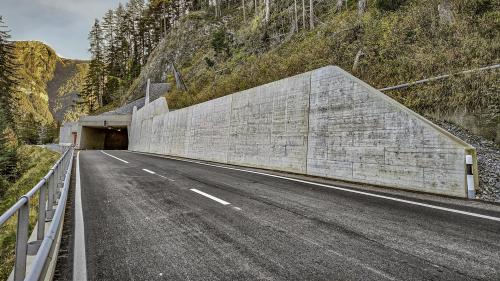 Das Westportal des Tunnels Val Alpetta mit der neuen Stützmauer. Foto: Tiefbauamt Graubünden