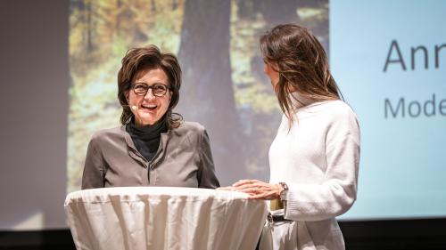 Bettina Plattner-Gerber begrüsst die Anwesenden der publikumsveranstaltung: Foto: Andrea Klainguti