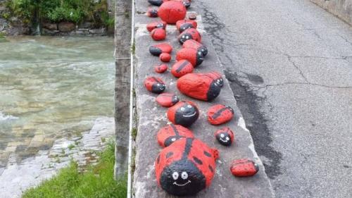 Viele bunte Marienkäfer verzierten die Brücke in Stampa. Foto: z. Vfg