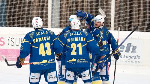 Der EHC St. Moritz gewinnt das zweite Spiel hintereinander und verbessert sich in der Tabelle auf den 7. Rang. Die Nummer 21, Stürmer Kevin Eggimann ist mit drei Toren Mann des Spiels. Foto: Reto Stifel