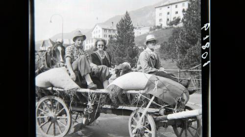 Bauern mit einem Heuwagen in Samedan. Foto: Kulturarchiv Oberengadin/Gustav Sommer