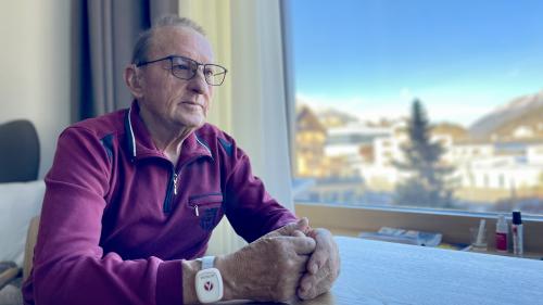 Werner Hässig geniesst die Aussicht aus seinem Zimmer im zweiten Stock. Foto: Fadrina Hofmann