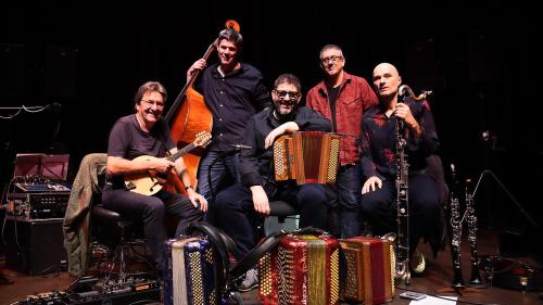 Max Lässer (links) und das «Überlandorchester». Foto: Roger Bürgler