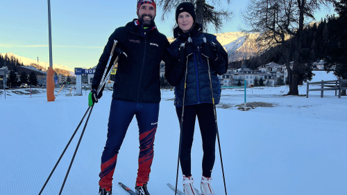 Ob Langlauf etwas für sie ist, fand EP/PL-Praktikantin Carolin Rohwäder (rechts) mit Langlauflehrer Curdin Perl heraus. Foto: Andrea Gutgsell