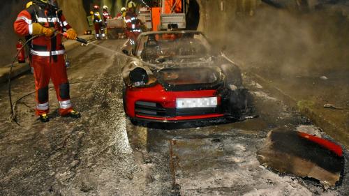 La fin november haja dat il prüm incendi d’ün auto i’l tunnel Munt La Schera (fotografia: Pulizia chantunala).