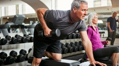 In St. Moritz gibt es ab April 2025 einen Standort weniger fürs Fitnesstraining. Update Fitness schliesst den Standort im Ovaverva. Symbolbild: shutterstock.com/peoplemages.com Yuri A