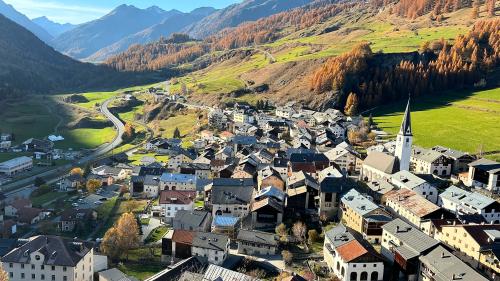 Mit dem Kauf des Hotels Aurora in Ardez (auf dem Bild links unten) will der Mehrheitsaktionär EiM sein langfristiges Engagement für das HIF ­unterstreichen. Foto: Nicolo Bass