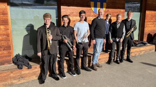 Ludwig Wilhlam (zweiterletzter von links), musikalischer Leiter der Musikschule Oberengadin, mit seinen Schülern und dem Pianisten Claudio Barberi. Foto: Andrea Gutgsell