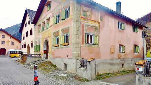 La Fundaziun Pro Guarda ha renovà la Chasa Torel immez Guarda ed ha realisà spazi d’abitar per indigens (fotografia: Urs Padrun).