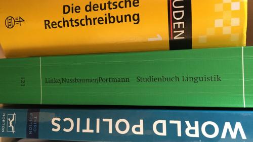 Die obigen beiden Werke dürfen in einer bestimmten Sorte von Büro auf keinen Fall fehlen. Bild: Carla Sabato