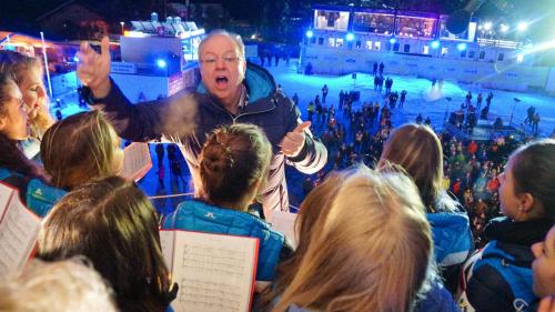 «Allons enfants de la Patrie, le jour de gloire est arrivé!» Her saira ho chanto il cor da l'Academia Engiadina da Samedan suot la bachetta da Werner Steidle la «Marseillaise», l'imna francesa. Fotografia: Jon Duschletta