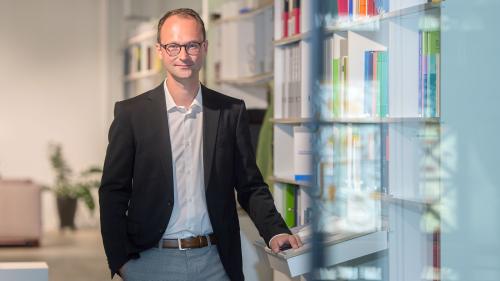 El es ün pa sco il bap da las pulizistas e dals pulizists – Reto Crameri presidiescha l’Associaziun da la pulizia grischuna (fotografia: Livia Mauerhofer/Somedia).