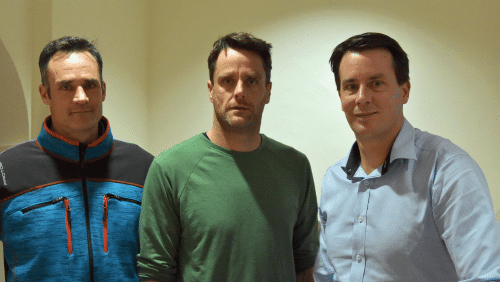 Ils trais frars, Andrea (da schnestra), Adrian e Roman Florinett sun tuornats cun lur famiglias a viver in  Engiadina Bassa (fotografia: Nicolo Bass).