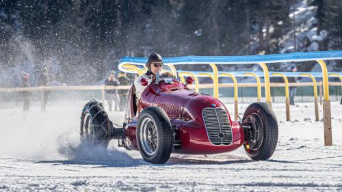 Der St. Moritzer Fritz Burkard brettert am Steuer seines 220 PS Maserati Tipo 4CL aus dem Jahr 1939 auf dem Geläuf des White Turf über den St. Moritzersee.	