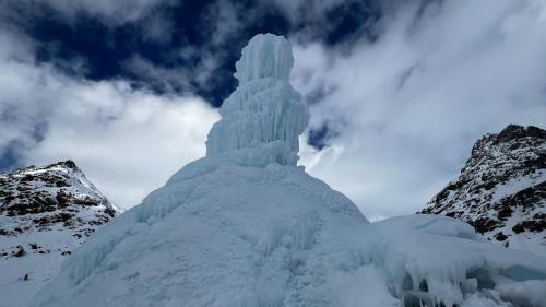 An der Talstation Diavolezza kann der Ice Stupa besichtigt werden. Fotos: z. Vfg