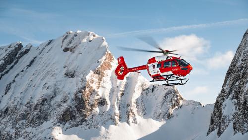 Der neue Rettungshelikopter H145 D3 im Einsatz. Insgesamt 21 dieses Typs sollen bis Ende Jahr im Einsatz stehen.	
Foto: Rega