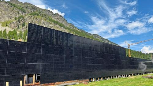 Die neue Solaranlage bei der Industriezone Föglias in Sils. Foto: z. Vfg
