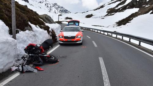Bild von der Unfallstelle am Flüelapass (Foto: Kantonspolizei Graubünden).
