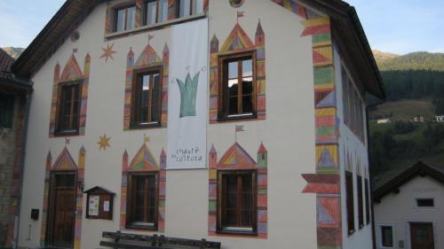 Ils arrandschamaints culturals a Fuldera vegnan sports i’l «Chastè da cultura» (fotografia: Aldo Rodigari).