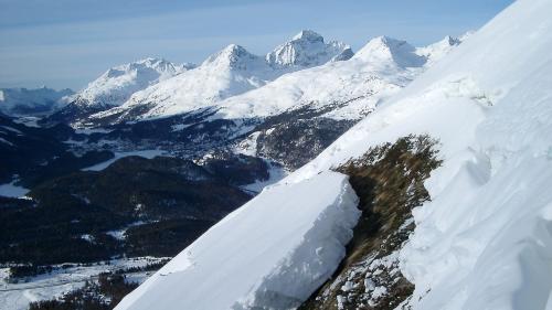 Sogenannte «Fischmäuler» gelten als Frühwarnsignal für Gleitschneelawinen. Rechts: 44 Sensoren wurden am Hang installiert, an dem im Winter Gleitschneelawinen abgehen. Foto: Frank Techel / SLF; Amelie Fees / SLF