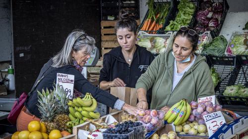 Der Wochenmarkt in Chiavenna lebt von den Familienbetrieben und kleinen Händlern.