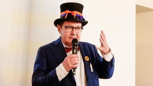 Laurent Duvanel, der Zentralpräsident von Procap Schweiz, trug die Procap-Farben am Hut und machte in Samedan Werbung für die Ende April beginnende Unterschriftensammlung zur Inklusions-Initiative. Foto: Jon Duschletta