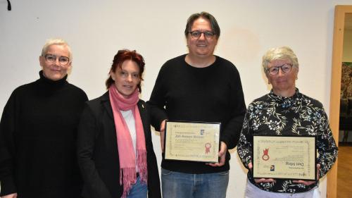 Movimaint i’l District da musica I. Da schnestra: Ulrica Caratsch (nouva chaschiera), Sandra Frigg-Camenzind  (presidenta), Jon Armon Strimer e Deti Ming chi ha manà blers ons la chascha da District I (fotografia: Nicolo Bass).