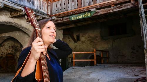 Martina Linn illa cuort da la Stalla d’Immez a Sta. Maria. fotografia: Jon Duschletta