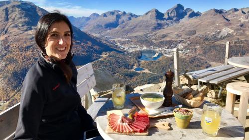 Jessica fühlt sich wohl in St. Moritz und geniesst es, zusammen mit ihrer Familie das Engadin zu entdecken. Vor allem die Ausflüge in die Berge haben es ihr angetan, davon kann man in New York nur träumen. Foto: Silvan Caderas