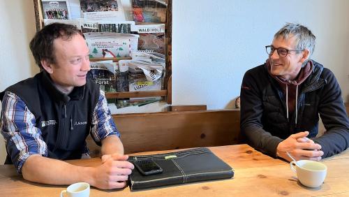 Martin Keiser (links im Bild) und Corado Vondrasek tauschen sich vor allem, wenn es um Lawinen geht, häufig aus. Foto: Andrea Gutgsell