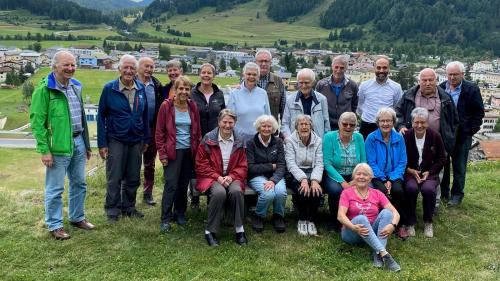 Ils giasts fidels da Zernez pro lur gitta cumünaivla (fotografia: Benedict Stecher).