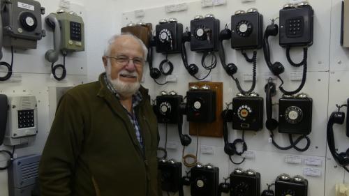 Peder Vital posseda raduond 1400 telefons. Seis prüm telefon (fotografia) ha cumprà Peder Vital dal 1958 (fotografia: Sandra Balzer).