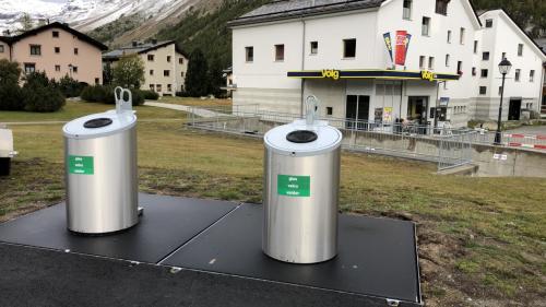 Zwei Unterflur-Glascontainer werden schon eingesetzt. Es sollen am Parkplatz Fainera noch mehr gebaut werden. Der Kreditentscheid soll an der kommenden Budget-Gemeindeversammlung gefällt werden. Foto: Marie-Claire Jur