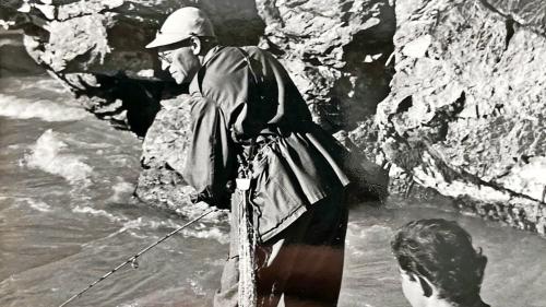 Corsin Feuerstein da Scuol posseda bleras fotografias chi muossan a seis bazegner ed a seis bap vi dal pes-char, ed eir üna cun Men Rauch accumpagnà d’üna giunfra incuntschainta (fotografia: collecziun privata da fotografias Corsin Feuerstein).