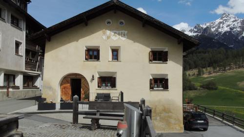 Visita ad üna chasa engiadinaisa a Tarasp chi’d es gnüda renovada i’ls ons 80 (fotografia: Benedict Stecher).