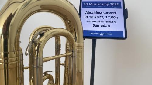 Üna sesantina da musicantas e musicants da tuot l’Engiadina e vals dal süd preschainta in dumengia il concert cumünaivel suot la direcziun da Gian Stecher (fotografia: Nicolo Bass).