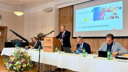 Verwaltungsratspräsident Jon Peer begrüsst die Anwesenden zu seiner zehnten Generalversammlung  des HIF. 			Fotos: Fadrina Hofmann