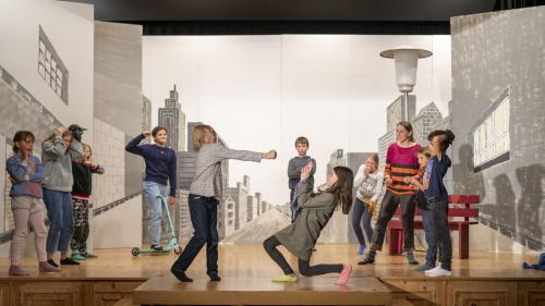 Il fil cotschen dal teater es l’istorgia dad Erich Kästner «Emil e’ls detectivs». Ils uffants da Scuol giouvan però libramaing (fotografia: Mayk Wendt).