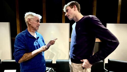 John Hattie im Gespräch mit einem Schüler des Lyceum Alpinum Zuoz. Foto: Fadrina Hofmann