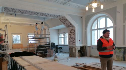 Hotel-Manager David Frei führte am Freitag Journalistinnen und Journalisten durch die Baustelle des Hotel Grace in St. Moritz. Foto: Denise Muchenberger