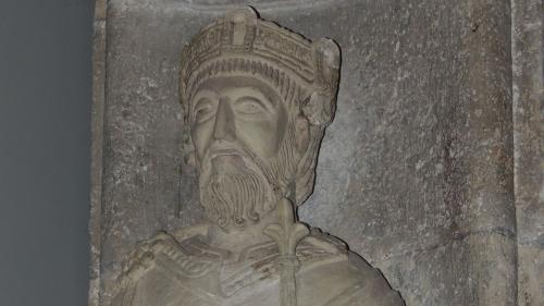 La part sura cul cheu da la statua da Carl il Grond (fotografia: Benedict Stecher). 