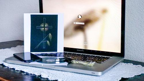 Probleme mit dem digitalen Nachlass treten oft schon unmittelbar durch fehlende Zugangsdaten zu Computern oder Smartphones auf. Foto: Jon Duschletta