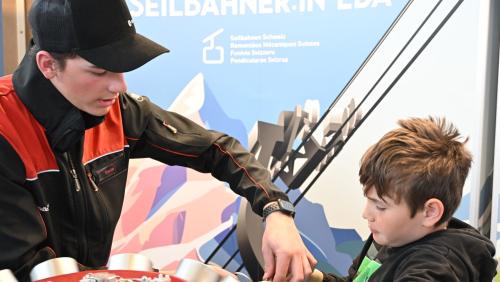 Durchs direkte Ausprobieren erhalten Schülerinnen und Schüler wertvolle Einblicke in verschiedene Berufe. Foto: Reto Stifel