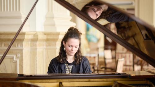 «Musica ans spordscha la pussibiltà da giodair il mumaint», disch la pianista engiadinaisa Aita Gaudenz (fotografia: Michael Steiner).