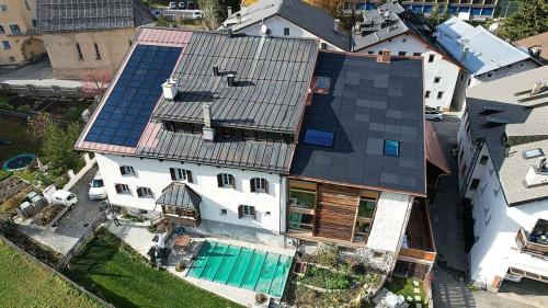 Vista our da l’ajer sül stabilimaint a Zuoz cul talvo ed il nouv implaunt fotovoltaic a dretta e l’implaunt solar gia existant a schnestra. fotografia: mad