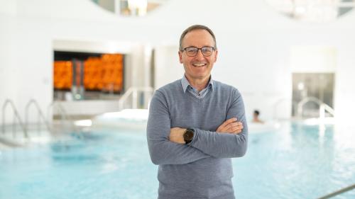 Claudio Duschletta, Direktor des Bogn Engiadina Scuol, ist sehr zufrieden mit dem Weihnachtsgeschäft (Foto: BES/Mayk Wendt). 