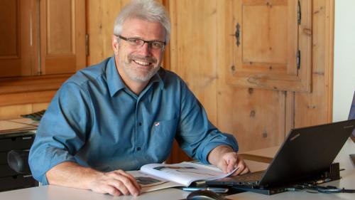 Tenor Ruedi Haller, il directer dal Parc Naziunel Svizzer, as vess da chatter in connex cul luf nouvas soluziuns per la protecziun da muaglia e bês-cha scu eir bunificaziuns per dans causa il luf. fotografia: Hans Lozza/PNS