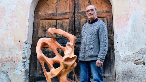 Marco Zala geht mit seiner Kunst buchstäblich zurück zu  den Wurzeln. Foto: z.Vfg.